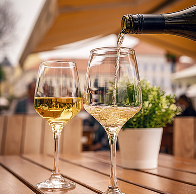 getränkeliste-hochzeit-wein-einschütten.jpg