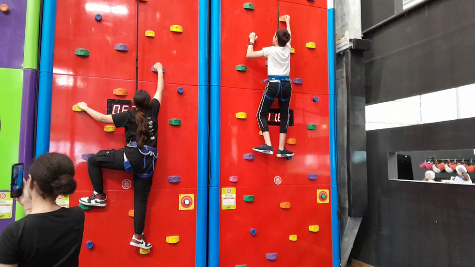 Jeunes lors d'une aosrtie à The Peak Angoulins