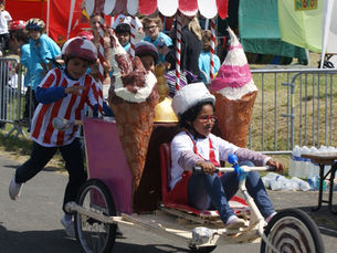 Enfants participant à la course de caisse à savon