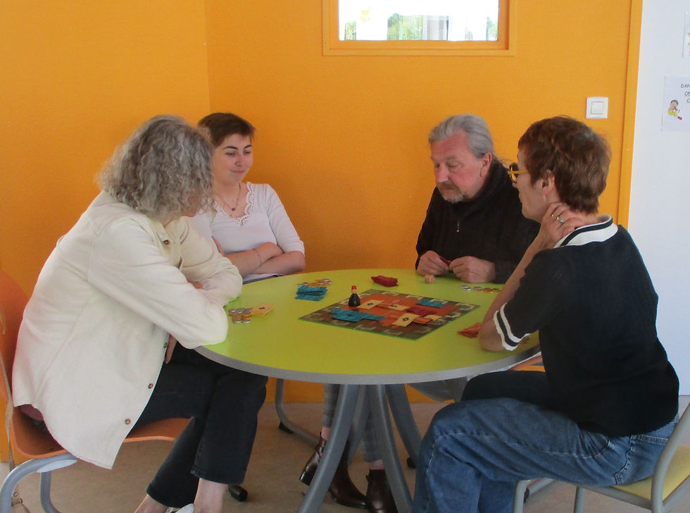 Personnes jouant à des jeux de société