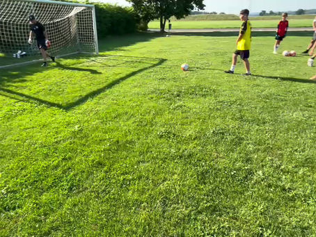 Abschluss‑Tormanntraining: Kinder trainieren die Eltern – ein Nachmittag voller Spaß und Wasser