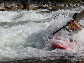 Timo Call beim Kajakfahren im Wildwasser – Symbol für Resilienz stärken in München und körperliche Energiebalance.