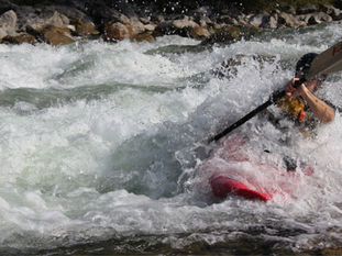 Timo Call beim Kajakfahren im Wildwasser – Symbol für Resilienz stärken in München und körperliche Energiebalance.