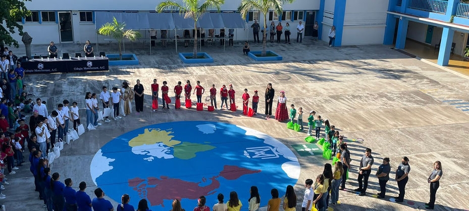 niñas y niños en patio del colegio