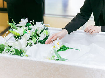 お棺に花を入れてる様子