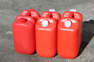 灯油・軽油の配達
ローリー4台完備で、迅速ていねいに
灯油・軽油をお安くお届けします。