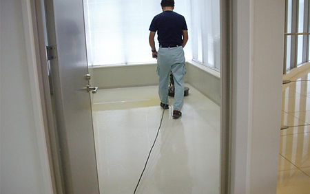 <床洗浄>
ビル内のオフィス部分、共用部分の床洗浄を行います