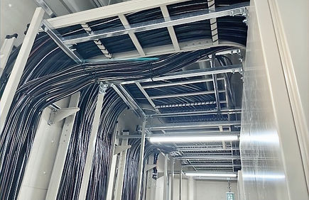<プラント電気工事>
(設計・施工・保守・点検)
大規模施設対応の経験豊富!