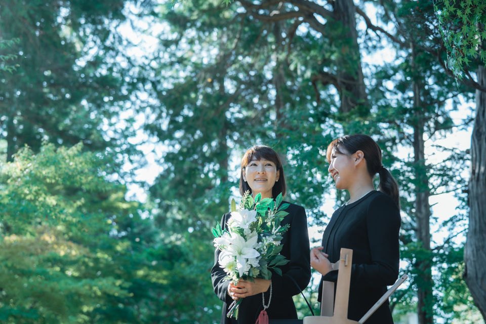 お葬式に参列した女性