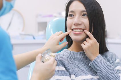 歯科医師から説明を受ける女性患者