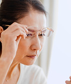 女性がスマホを見ている様子