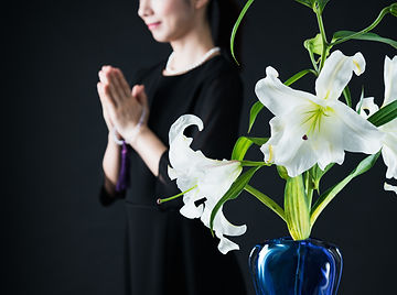 ユリの花と合掌する女性