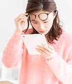 女性が見にくそうに見ている様子