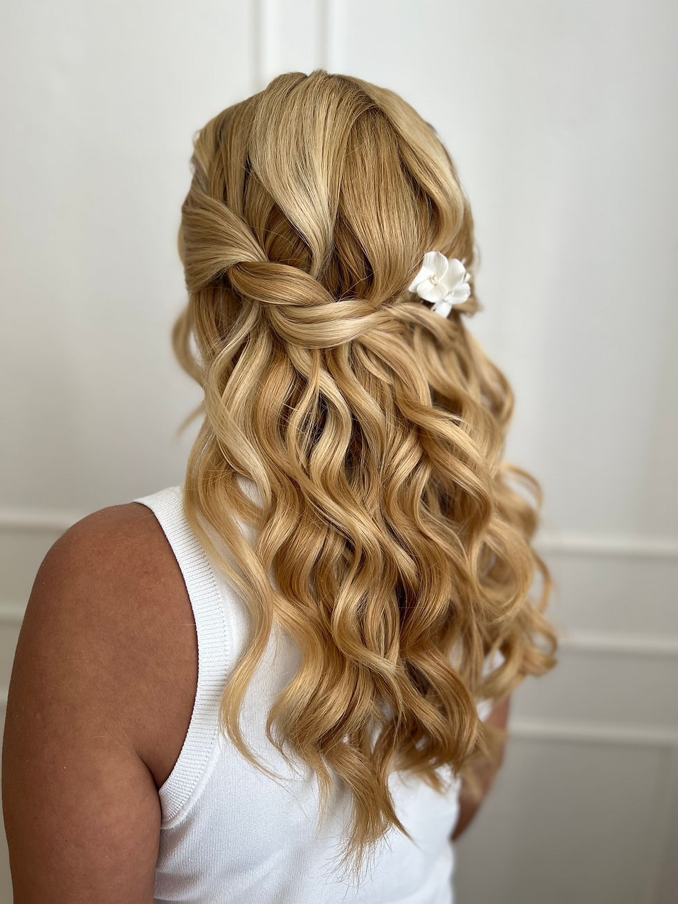 Halboffene Brautfrisur mit weichen Locken und elegantem Haarschmuck