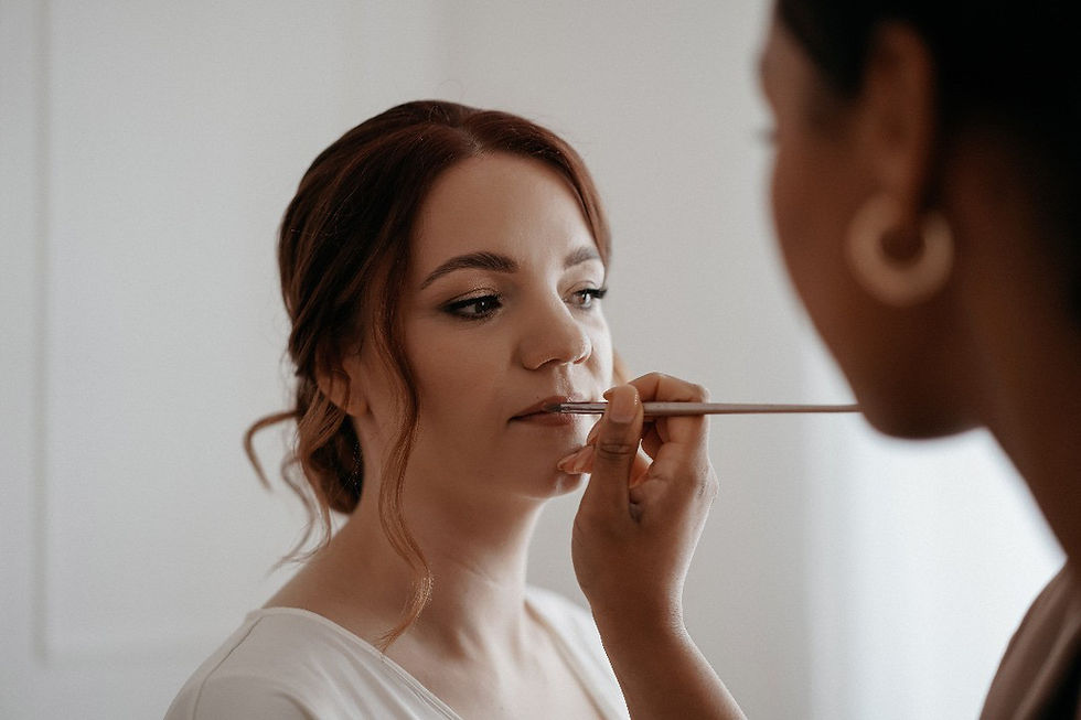 Professionelles Braut-Make-up mit Fokus auf natürliches Lippenstyling