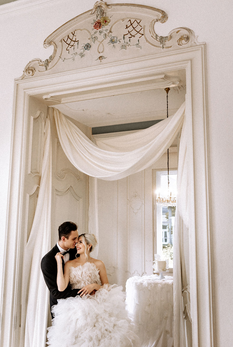 Brautpaar bei einem romantischen Hochzeitsshooting in stilvoller Location