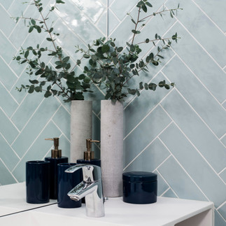 meuble suspendu en résine et carrelage effet zellige bleu