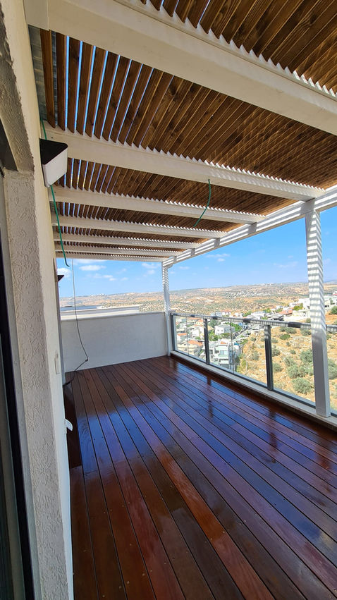 פרגולה ודק חום ולבן שילוב מושלם