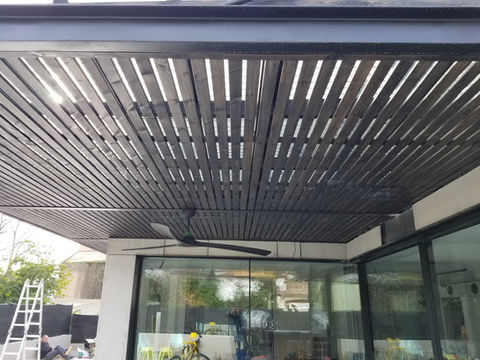 פרגולה עף להצללה חלקית בצבע זהה לצבע של מסגרות הווטרינות מאלומיניום