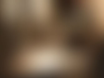 Escritorio de aire antiguo con pergaminos, libro viejo, plumas y tinta, una taza de té.