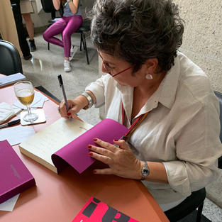 Eleonora em dezembro de 2021 na Fundação de Educação Artística durante lançamento de seus livros em Belo Horizonte.