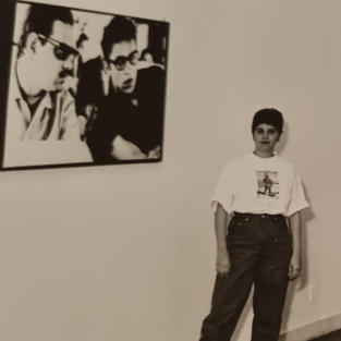 Eleonora em 1993 na exposição comemorativa dos 30 Anos da Semana Nacional de Poesia de Vanguarda, no Centro Cultural da UFMG, tendo ao lado foto de Lygia de Azeredo Campos de Augusto de Campos e o jovem Paulo Leminski. Eleonora era diretora de Planejamento e Coordenação Cultural da Secretaria Municipal de Cultura de Belo Horizonte e coordenadora do projeto comemorativo da Semana.