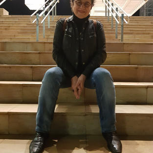 Eleonora na escadaria da sede da Orquestra Filarmônica de Minas Gerais, em BH, em 2017. Eleonora foi responsável pela criação e implantação da OFMG, quando Secretária de Estado de Cultura de MG.
Hoje, a Filarmônica, juntamente com a Osesp, é a melhor do Brasil.