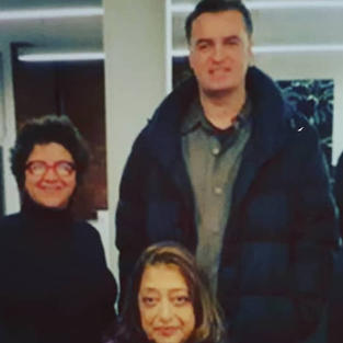 Eleonora, Zaha Hadid e Patrick Schumacher, em Londres, no escritório da arquiteta iraniana. Eleonora convidou Zaha para um dos projetos que queria implantar fora do eixo Rio São Paulo. Foto de 2013.