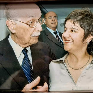 Com o professor e escritor Antônio Cândido, em solenidade na Academia Mineira de Letras, em BH, quando lançamento e premiação do Prêmio de Literatura do Governo de Minas Gerais, uma iniciativa de sua gestão frente à Secretaria de Estado de Cultura, cujo o homenageado foi o ilustre ensaísta.
Em 2007, era o maior Prêmio de Literatura, em dotação financeira, do Brasil, composto por várias categorias.