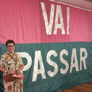 Eleonora ao lado da bandeira de Marcos Chaves, em exposição aberta em dezembro de 2022, na Casa Roberto Marinho, Rio de Janeiro, sob a curadoria de Lauro Cavalcanti. A bandeira foi resultado de convite de Eleonora, quando diretora do MAR, a Marcos Chaves, para o projeto que ela idealizou na instituição de demarcar especialmente o território do Museu de Arte do Rio, na Praça Mauá.