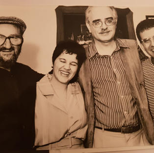 Décio Pignatari, Eleonora, Augusto de Campos e Carlos Ávila, na festa na casa de Affonso Ávila, na Rua Cristina - 1300, em BH, quando da abertura da celebração dos 30 anos da Semana Nacional de Poesia de Vanguarda.