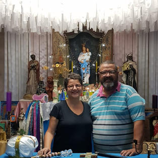 Eleonora e o padre Mauro, diretor do Muquifu, em BH, na sede do Museu, em 2019.