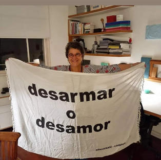Eleonora com a bandeira do coletivo Opavivará, no Rio de Janeiro, 2021.