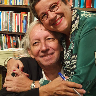 Eleonora com Antônio Risério, após conferência do mesmo na Academia Brasileira de Letras, no Rio de Janeiro, em 2020.