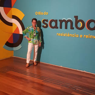 Eleonora na entrada da exposição "O Rio do Samba!". Essa Mostra marcou, publicamente, a nova gestão do MAR sob sua direção em 2018.