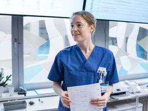 Leonie Benesch incarne Floria une infirmière passionnée par son travail dans Heldin