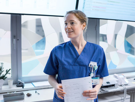 Leonie Benesch incarne Floria une infirmière passionnée par son travail dans Heldin