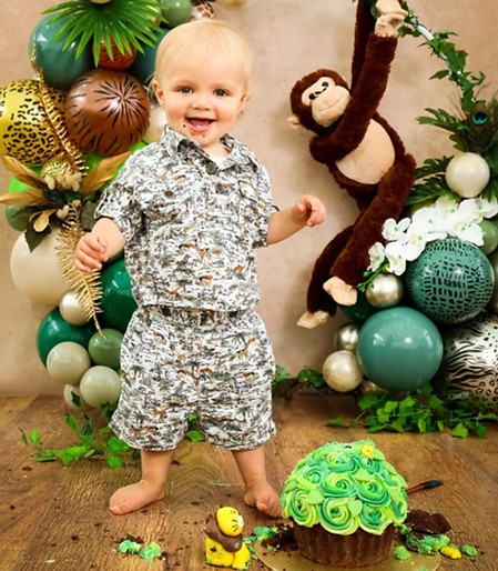 baby photo backdrop balloon hoop. cake smash. baby birthday balloon hoop