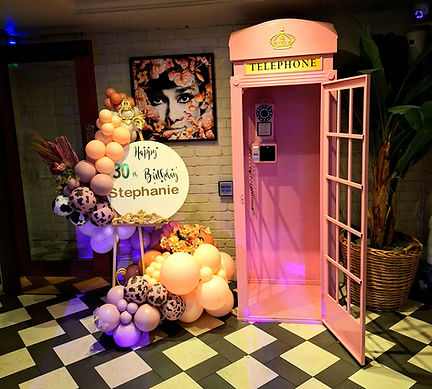 event-decor-scotland-prop-hire-for-30th-birhtday-party-welcome-easel-personalised-with-balloon-arch-and-event-props-floral-accessories-party-package-edinburgh-events-company