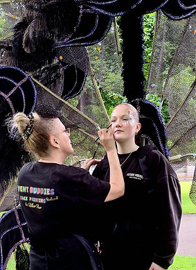 Glitter-artist-roaming-edinburgh-carnival-festival-face-painter.jpg