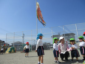 園庭に泳ぐこいのぼりと戸外あそび