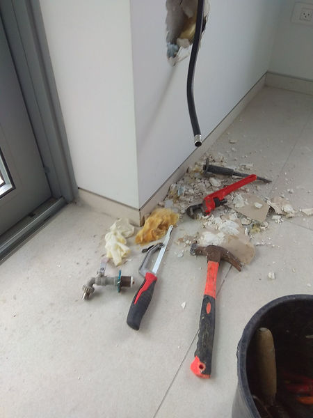 נזילת מים בקיר בבית מערב ראשון לציון