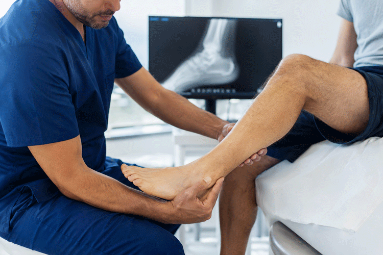Exploración clínica del tobillo antes de decidir las pruebas de imagen necesarias. Imagen generada con IA y revisada por el equipo médico de Talus Foot doctors