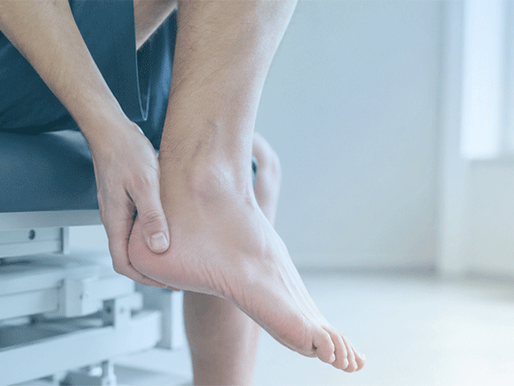 Persona sujetándose el talón por un dolor persistente que no mejora