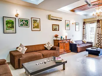 Hostie-aarna- 3bhk-kailashcolony-servicedapartment-delhincr-living area.webp