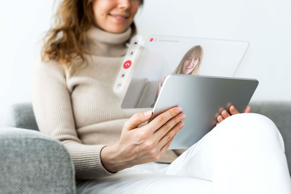 Femme qui utilise sa tablette pour faire une visio-conférence avec une recruteuse