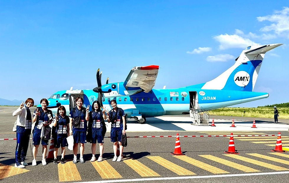 天草に降り立った、カノアラウレアーズの選手たち。天草エアラインのみぞか号と一緒に🐬