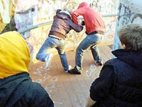 La Violenza Giovanile Oggi: Cause, Conseguenze e Soluzioni