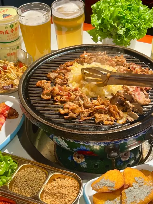 Zhizi kaorou cooked on a traditional copper pan grill