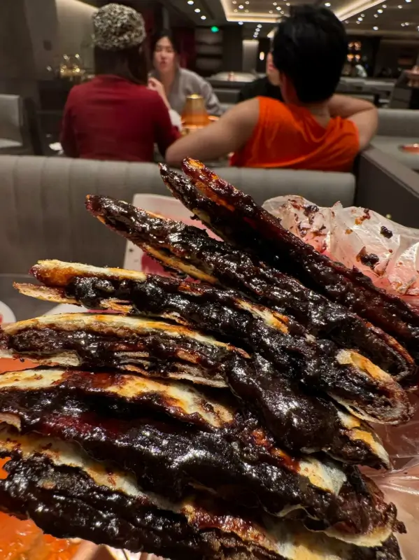 Ya'er Liji's layered sesame pancakes (麻酱烧饼) ready to eat.